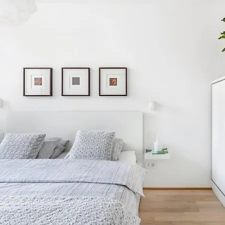 Apartman Look Out To The River From A Quiet In Old Town *
